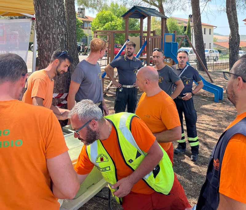 Il momento del pranzo con i pasti preparati dalle donne della sagra di Roccalbegna