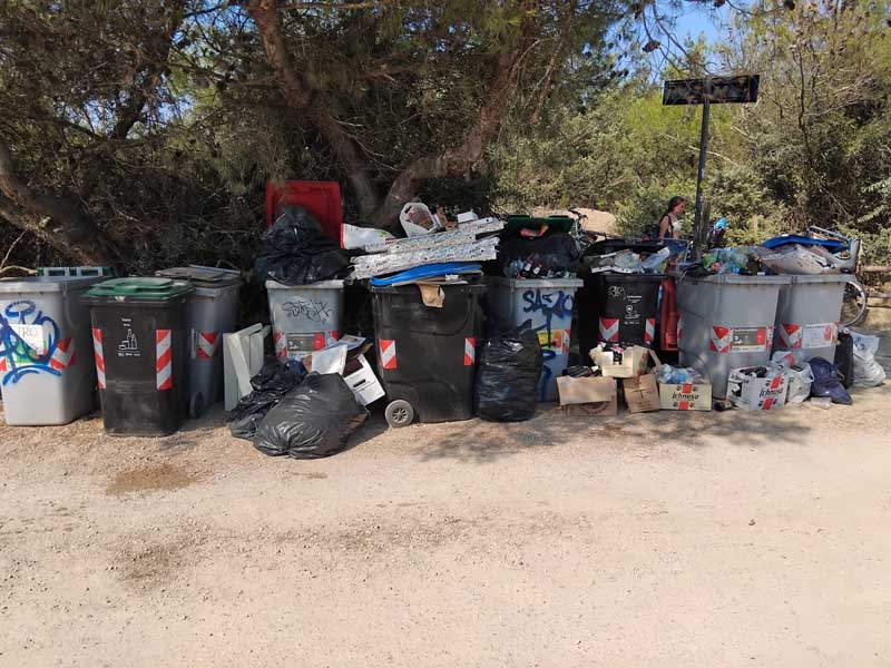 I cassonetti stracolmi di rifiuti