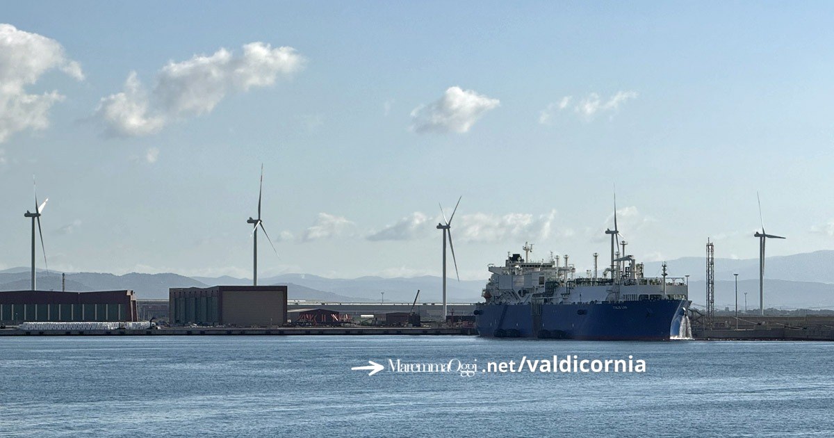 Il rigassificatore di Piombino, sullo sfondo le pale eoliche del Quagliodromo