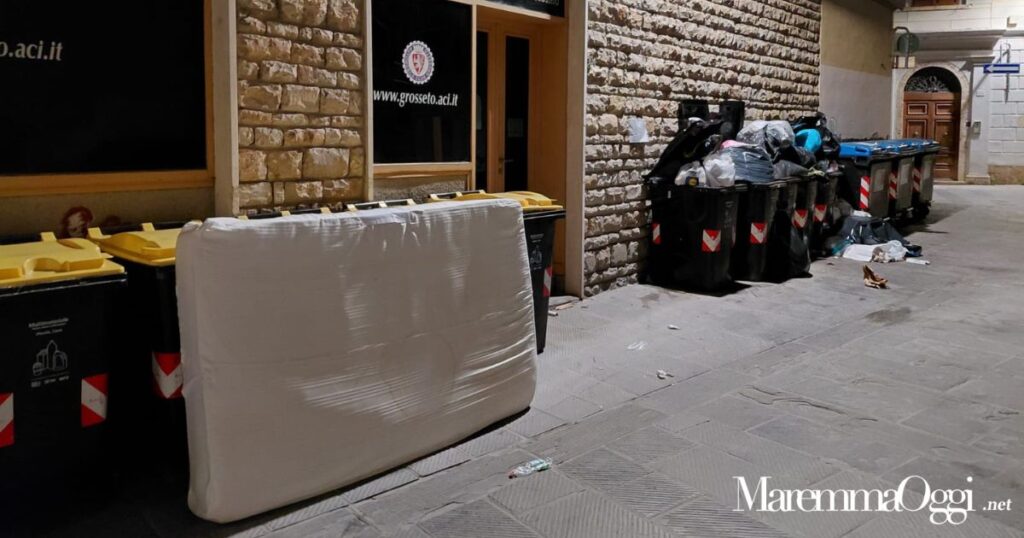 La spazzatura in via Mulino a Vento nella sera del 28 settembre