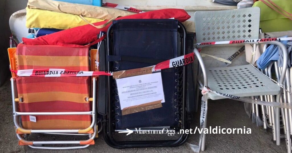 Il materiale sequestrato da Guardia costiera e polizia municipale