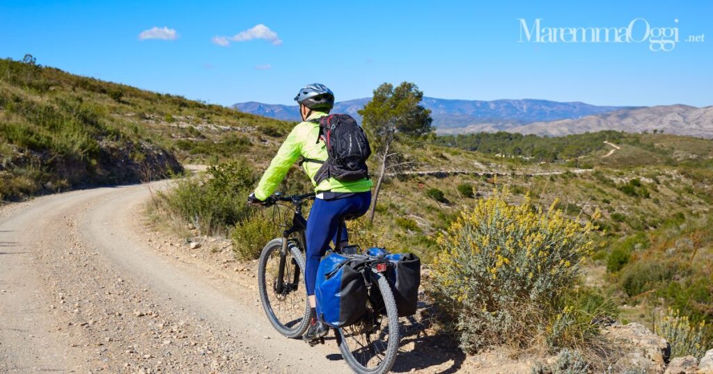 Un cicloturista in collina (foto d'archivio)
