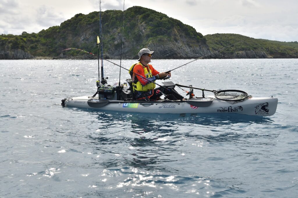 Alessio di Roberto mentre pratica la pesca in Kajak