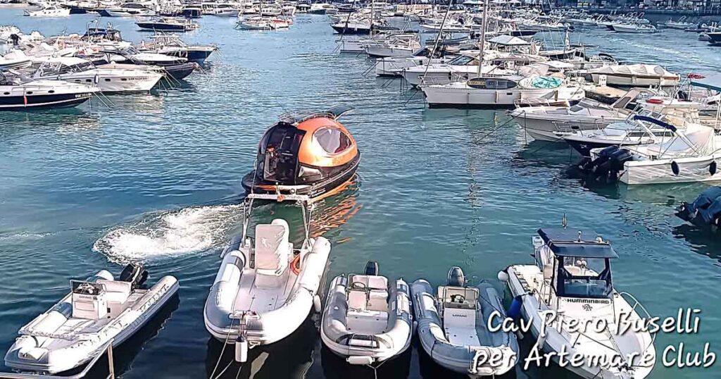 La Jet Capsule di Lazzarini nel porto di Porto Ercole