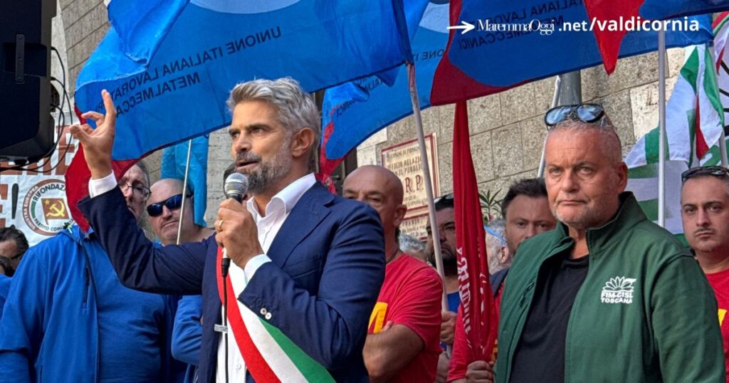 Francesco Ferrari durante il discorso per i lavoratori della Magona