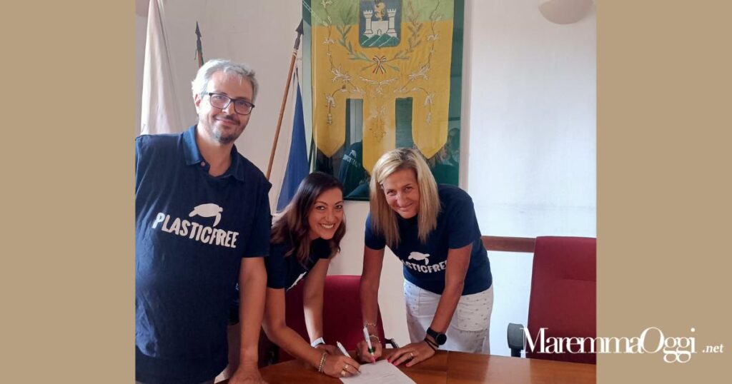 La firma del protocollo. A sinistra Ranaldi, al centro l'assessora Mondei e a destra la sindaca Ulivieri