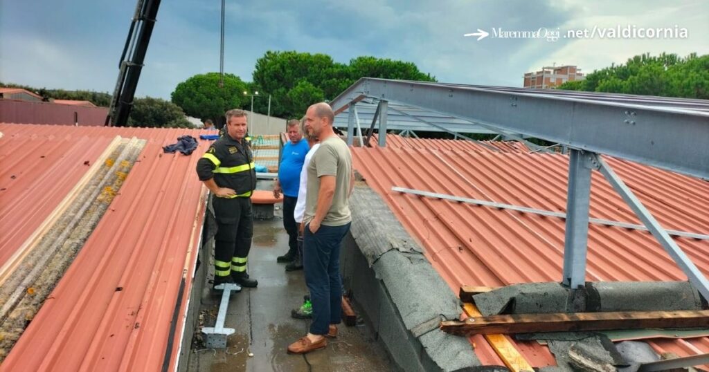 Riccucci con i vigili del fuoco durante il sopralluogo al Rodari