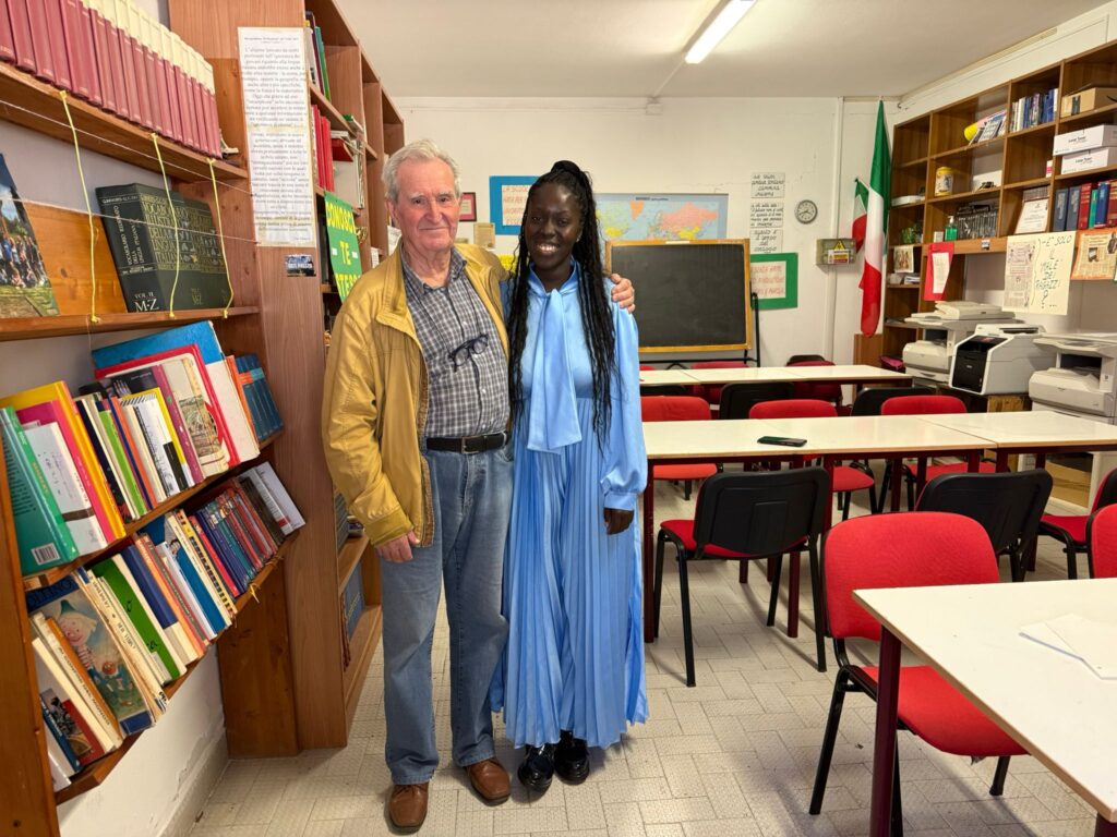 Aisha con Giorgio Molendi tra i banchi del doposcuola