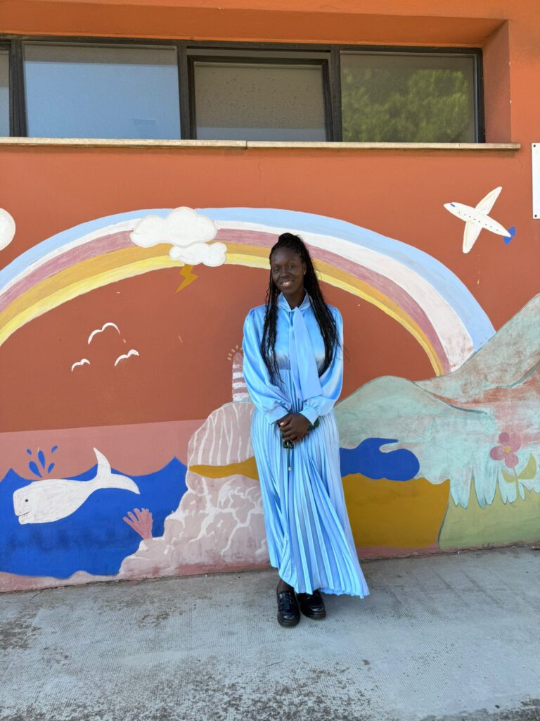 Aisha davanti al dopo scuola in cui è cresciuta
