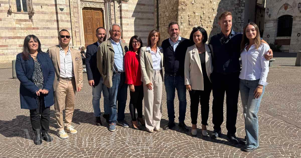 Alessandro Tomasi con alcuni dei candidati in piazza Dante