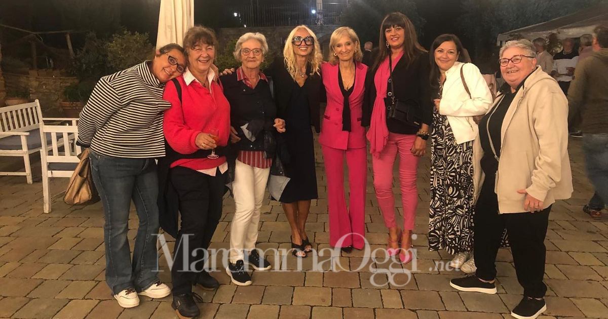 La cena di venerdì a Santa Maria di Paganico, Antonella (ultima a sinistra) è appoggiata all'amica e dirigente Cinzia Machetti 