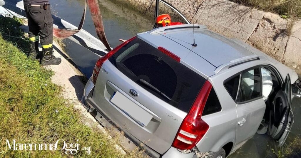 L'auto nel canale a Castiglione della Pescaia