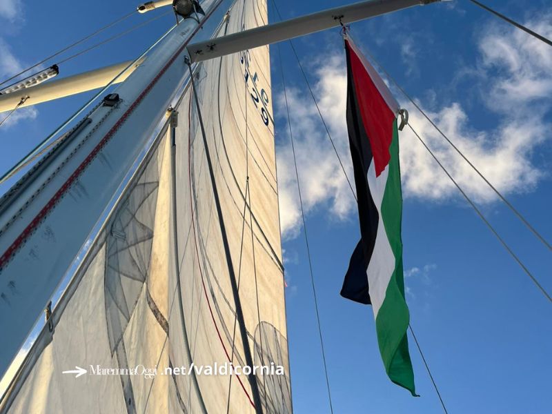 La bandiera palestinese sulla barca