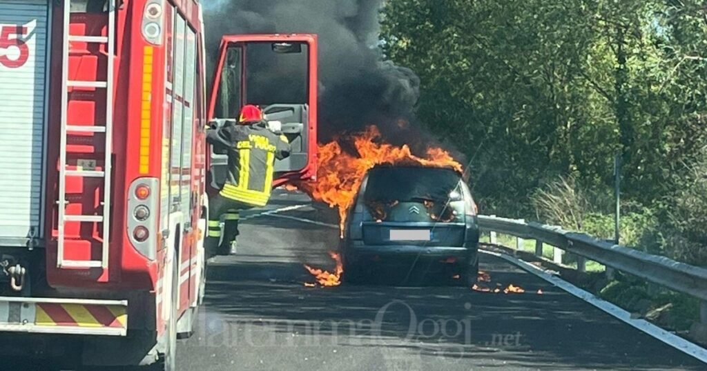 L'auto in fiamme sull'Aurelia