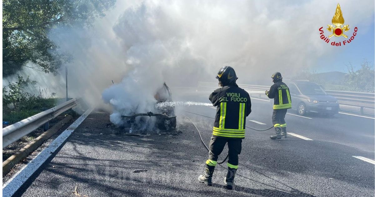 I vigili del fuoco spengono le fiamme