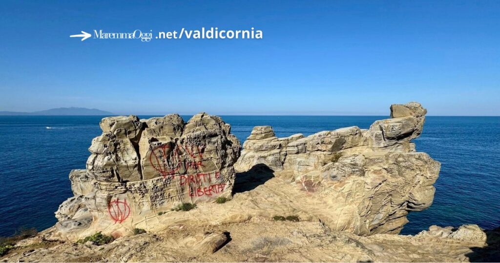 Le scritte no vax sugli scogli a Buca delle Fate