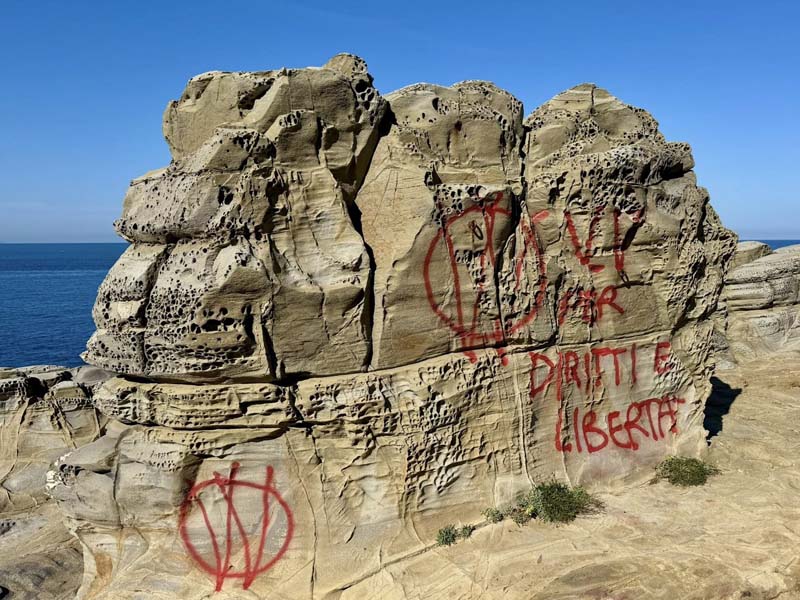 Le scritte no vax sugli scogli a Buca delle Fate