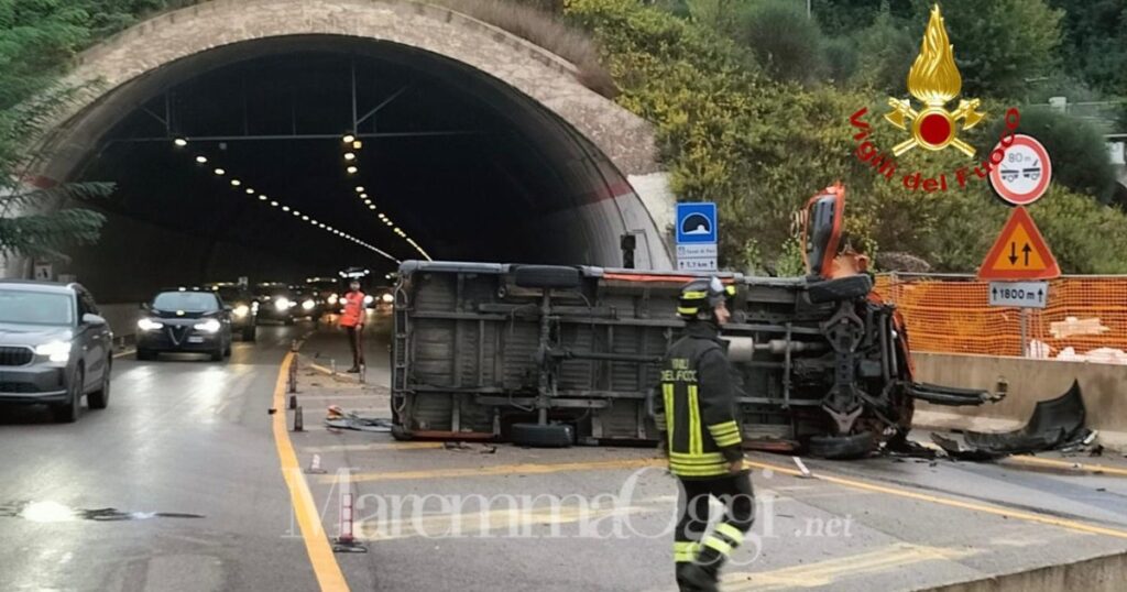 Il camion ribaltato fuori dalla galleria di Pari