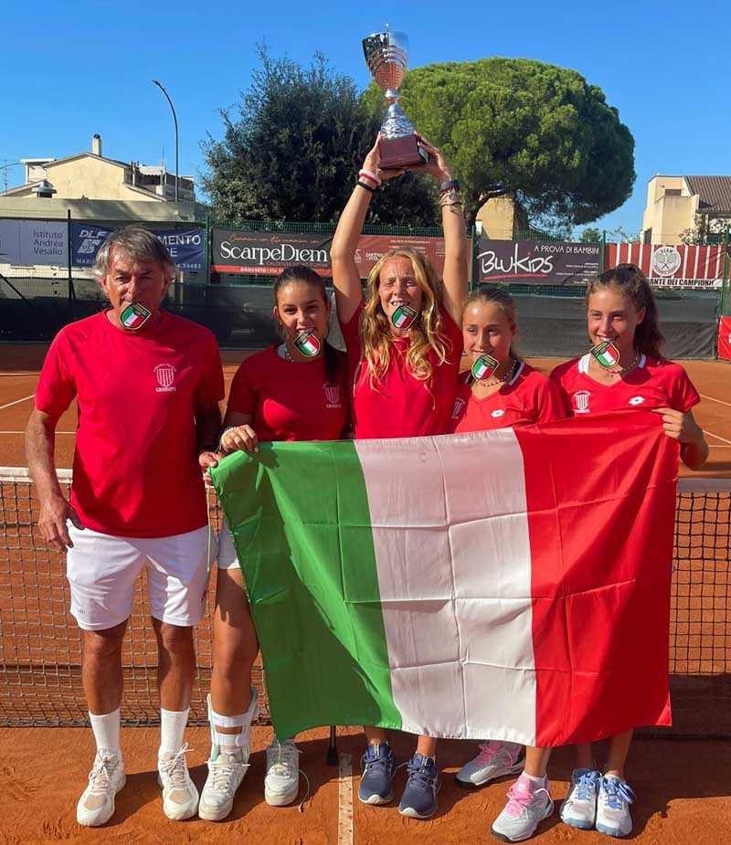 I maestri Sarubbi e Prosperi con le campionesse italiane di tennis under 16