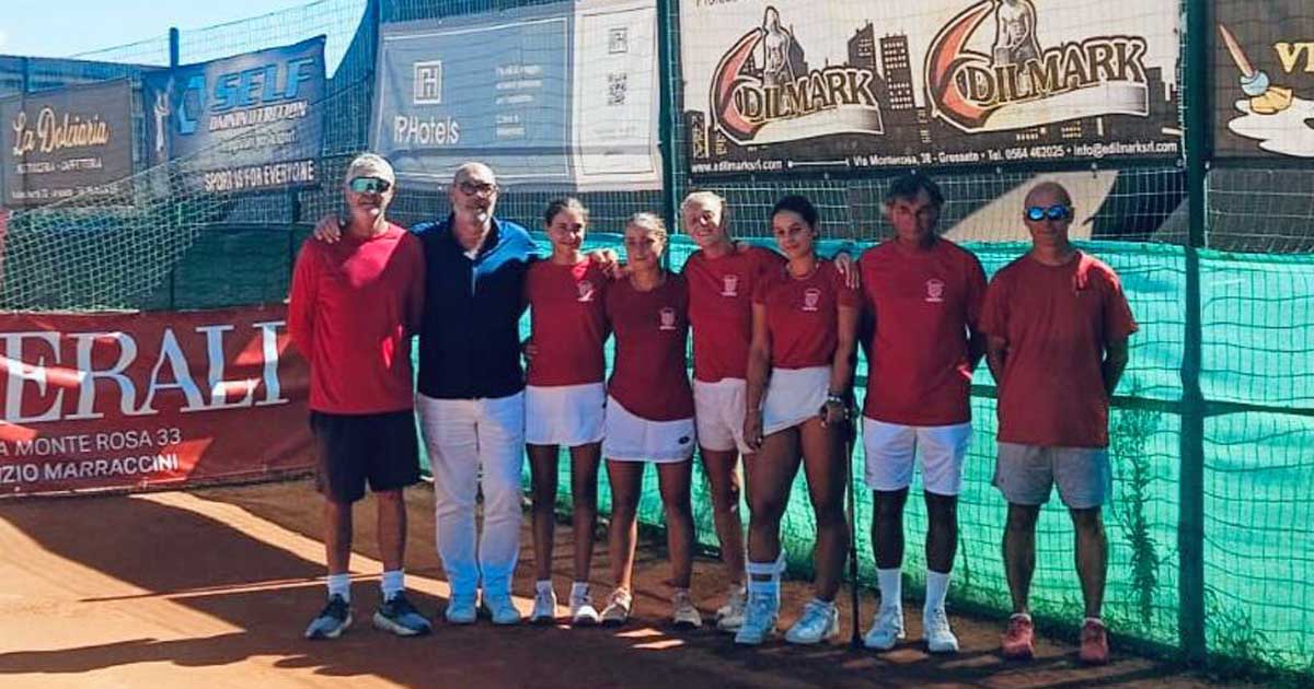 Le ragazze campionesse italiane coni maestri e lo sponsor Marraccini