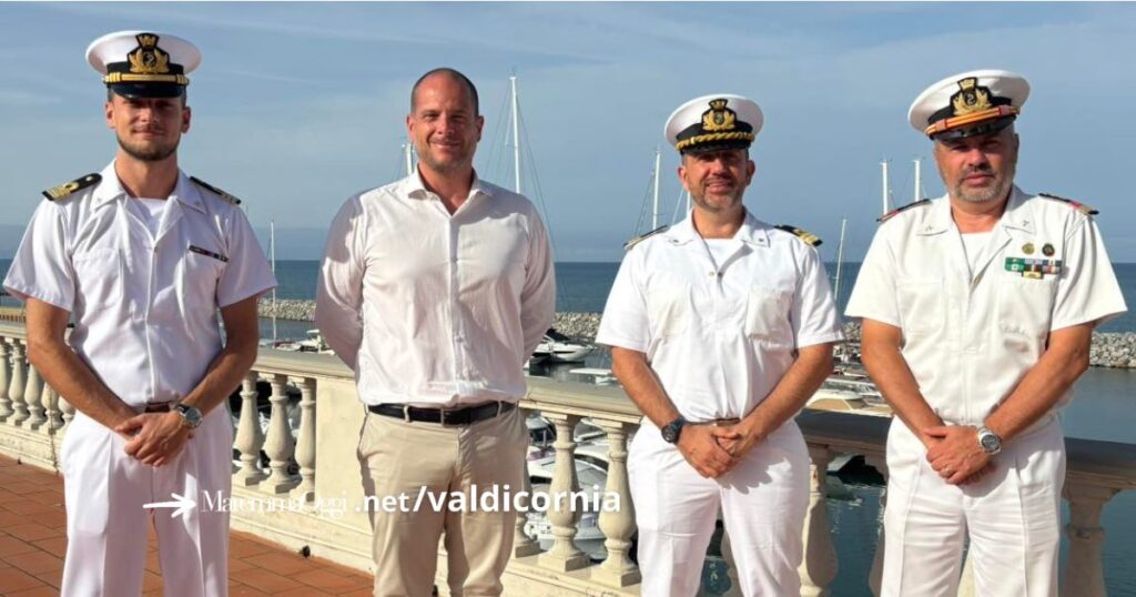 Il nuovo e il vecchio comandante della Capitaneria di Porto di Piombino con il sindaco di San Vincenzo, Paolo Riccucci