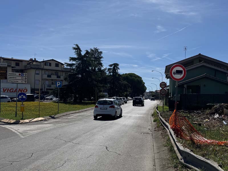 Il cartello di divieto ai mezzi pesanti in via Monte Labro