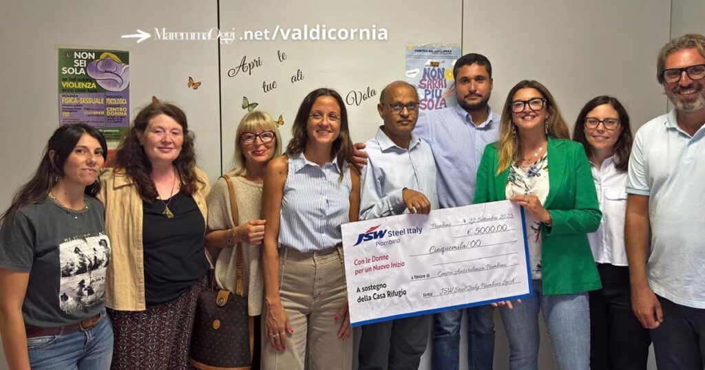 La consegna dell'assegno da parte di Jsw insieme alla commissione pari opportunità