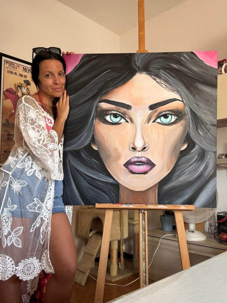 Claudia Pietralunga con una sua opera