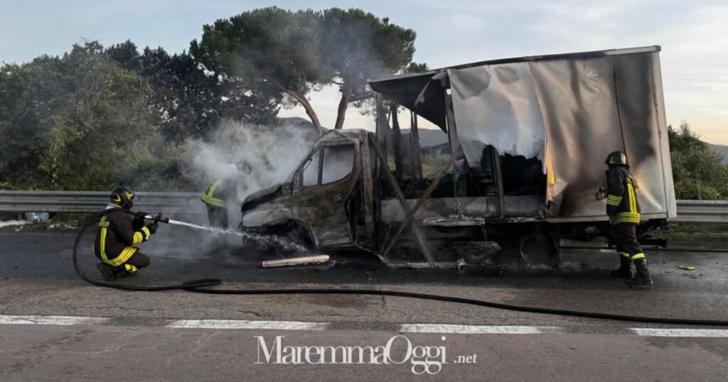 Il furgone in fiamme