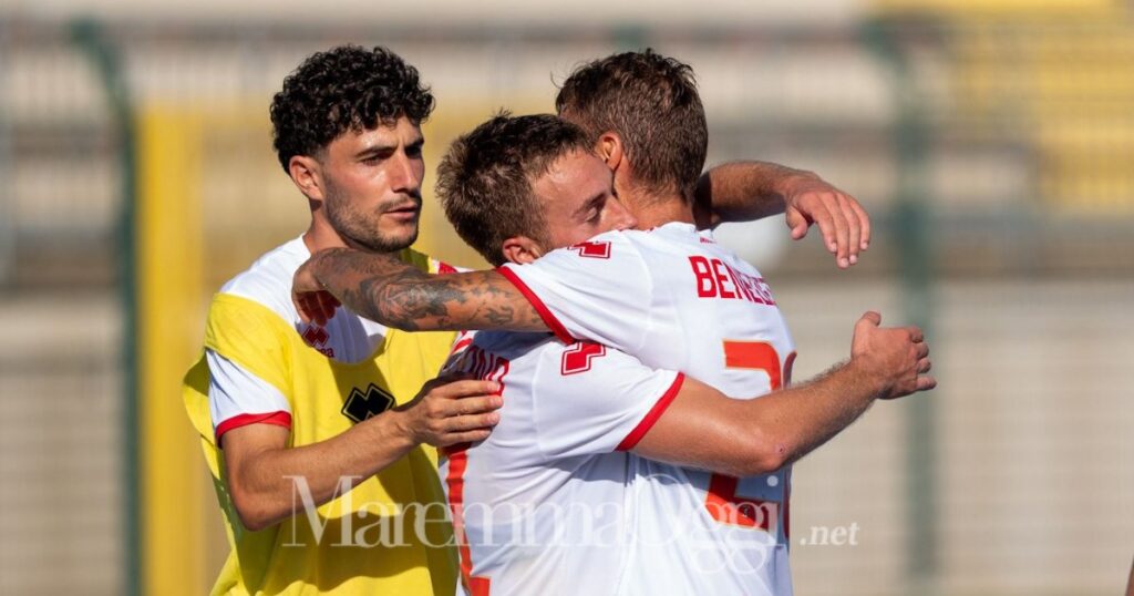 La gioia dopo la seconda rete all'Aquila Montevarchi (foto Aldo Giuliani per MaremmaOggi)