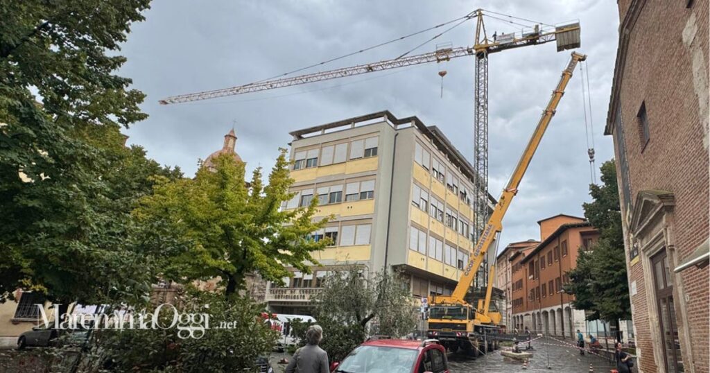 Le operazioni di smontaggio della gru in via Montebello