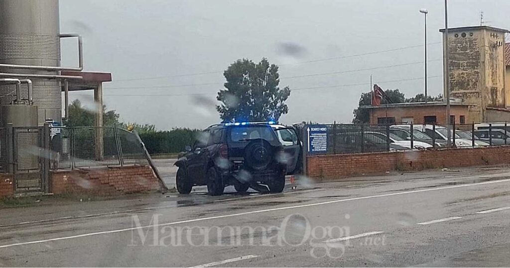L'auto che ha sbandato ed è finita contro il muro della Cantina