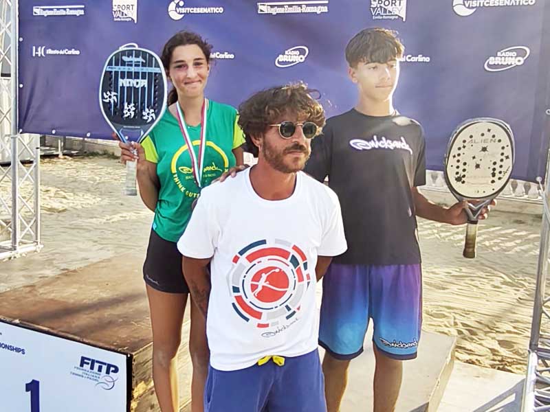 Eleonora Lanna e Riccardo Lattanzi con il maestro Luca Garavini sul podio ai mondiali di Cesenatico
