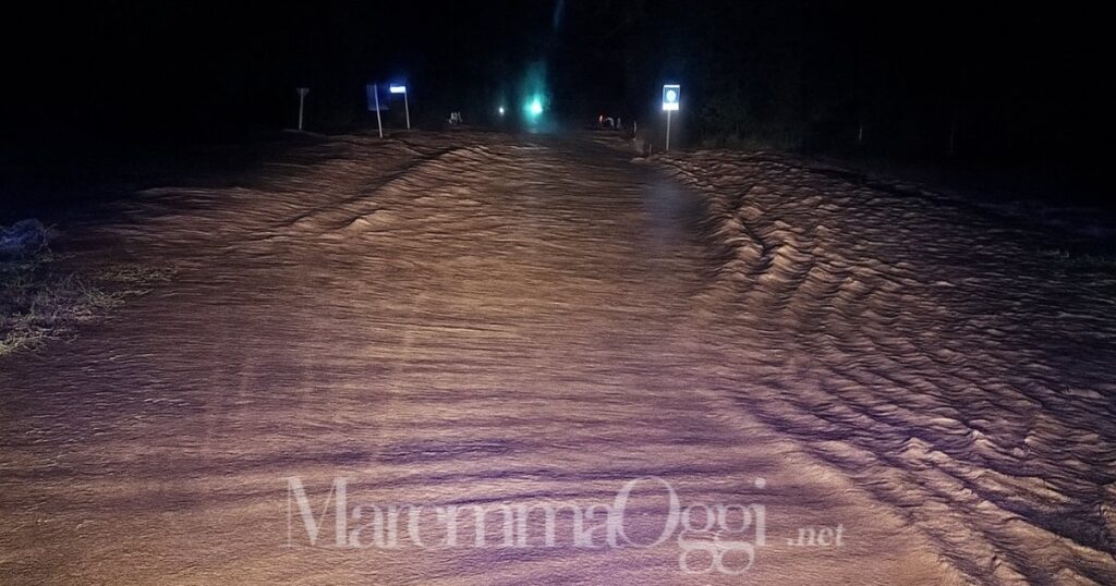 La strada allagata percorsa dall'ambulanza nella zona di Manciano