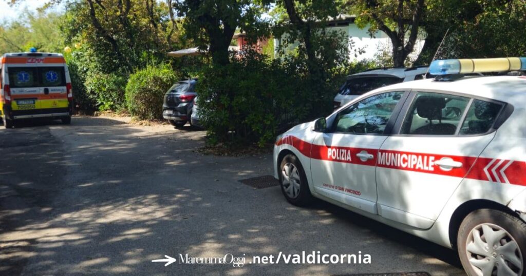Un'ambulanza della Misericordia e una volante della municipale