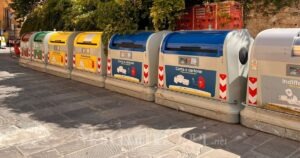 I nuovi cassonetti informatizzati in via Mazzini