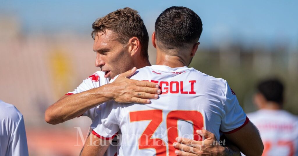 Regoli abbracciato dopo la rete all'Aquila (foto Aldo Giuliani per MaremmaOggi)
