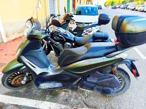 Tracce di sangue sul marciapiede e su uno scooter parcheggiato