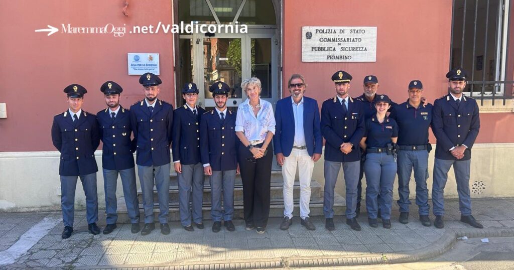 I sette nuovi agenti con il questore Stellino, l'assessore Ceccarelli e il commissario Sbordone