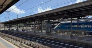 La stazione di Grosseto con un Intercity sul binario 3