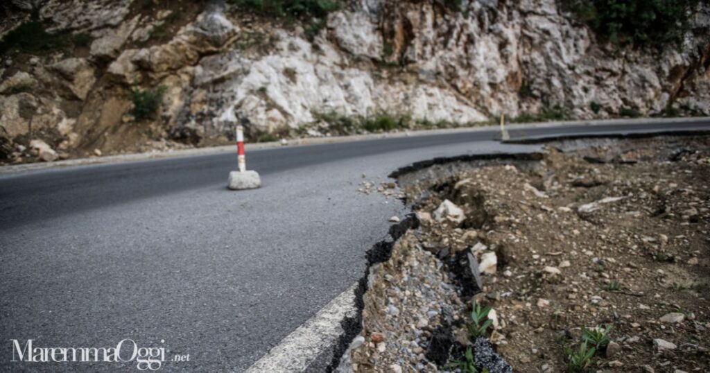 Una strada con le buche (foto d'archivio)