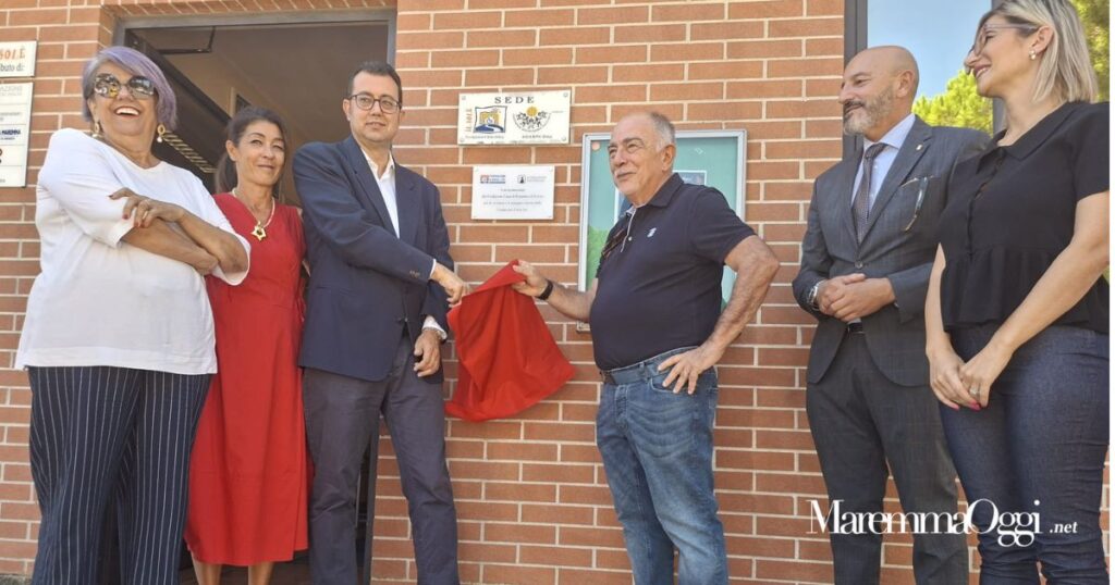 La presentazione della targa di ringraziamento all'ingresso della fondazione il sole in viale Uranio