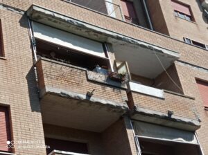 I terrazzi degli alloggi Casalp di via Togliatti