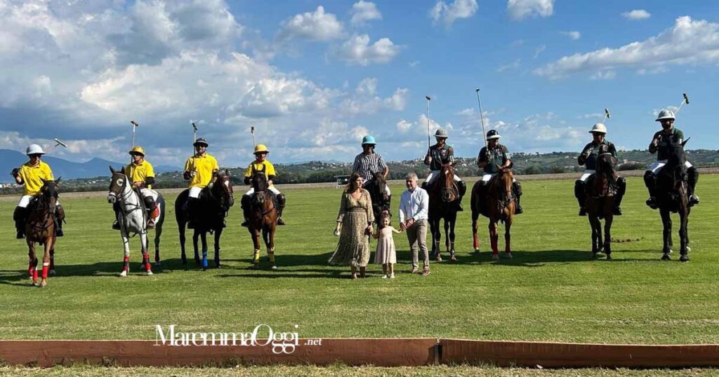 Il torneo di polo, i cavalieri con Pietro Pira e Antonella Argiolas