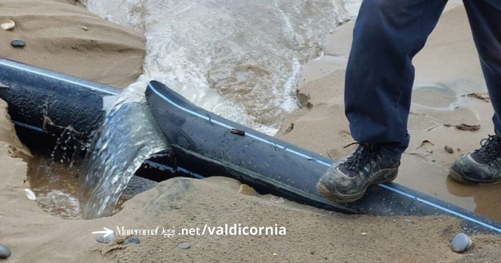 Il tubo tranciato sulla spiaggia di San Vincenzo