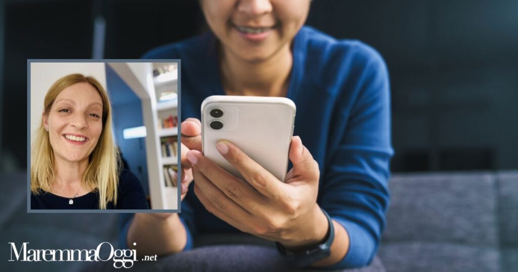 Qualcuno che usa il telefono e nel riquadro Ioana Alexandra Marin