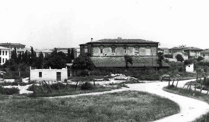 In una foto dell'Archivio Foto Gori, i vecchi macelli di Grosseto