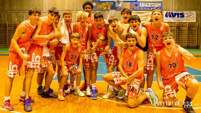 La festa dei ragazzi dell'Under 17 della Gea alla fine del torneo all'Argentario