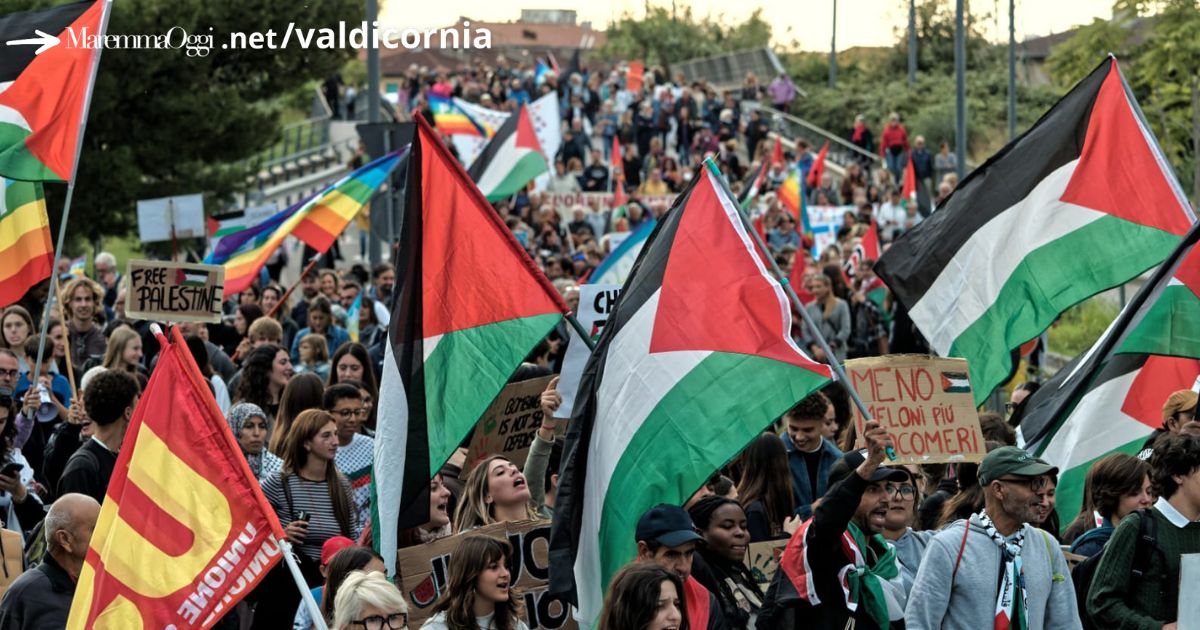 La folla in mobilitazione al Porto di Piombino