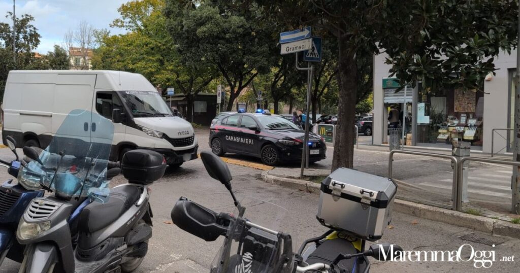 Il furgone che ha investito la donna e la pattugli dei carabinieri in via Gramsci
